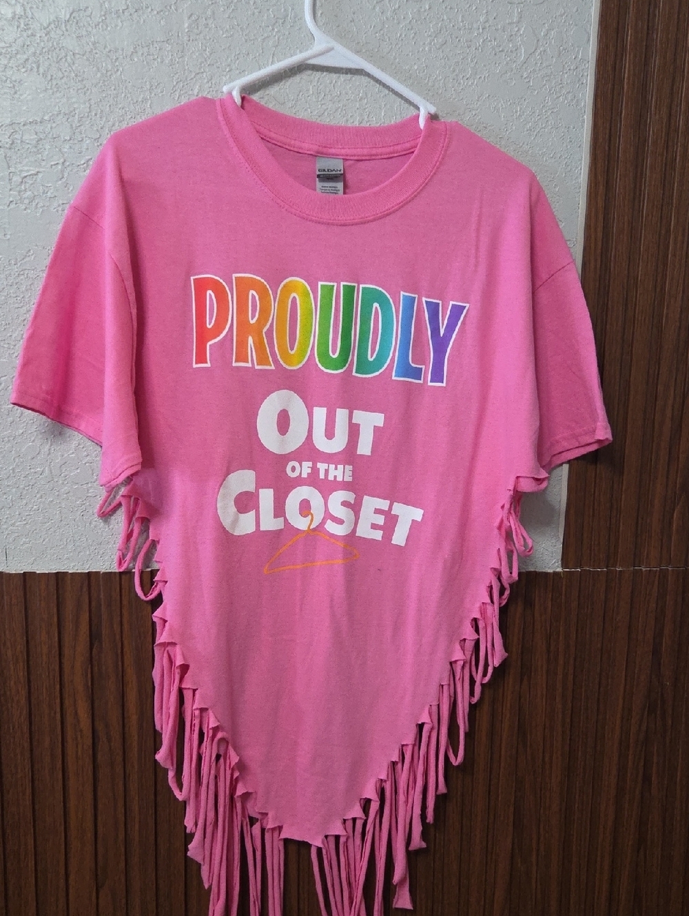 Gildan Pink "Proudly Out of the Closet" Fringe Short Sleeve Tee Large Sz [1913]